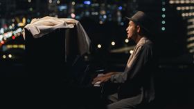 張震嶽睽違十二年推出全新專輯。（圖／本色音樂提供）