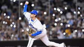 ▲富邦悍將投手張奕登板時，球迷舉手電筒自製燈海。（圖／翻攝自富邦悍將臉書）