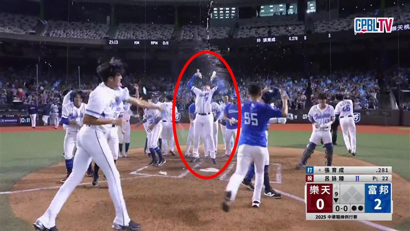 富邦悍將投手張奕，在慶祝時朝自己潑水。（圖／翻攝CPBLTV）