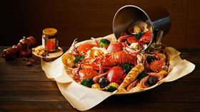 福容大飯店「澎嶼宴」海鮮桶，由行政總主廚親赴澎湖漁港嚴選來自海島的鮮甜海味，以澎湖盛夏的湛藍與鹹香為靈感，打造出視覺與味覺雙重享受的島嶼盛宴。將蝦、扁蟹、旭蟹、冰卷、扇貝、劍蝦、墨魚花枝丸等豪華海味層層堆疊，猶如海浪洶湧而至，霸氣滿盤、鮮度爆棚。（圖／飯店旅宿業者提供）