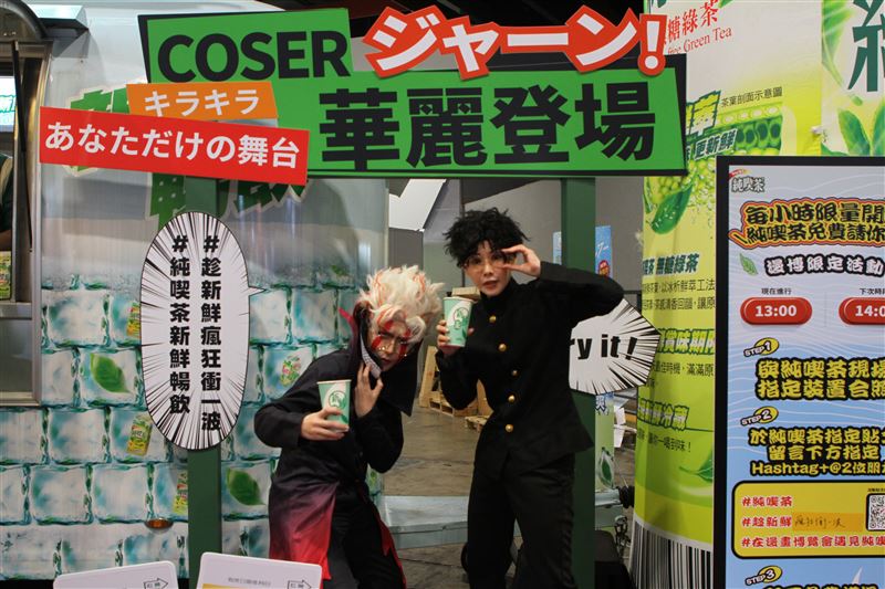 Coser ⼩妖與Alma ,扮演扮演日本超人氣動漫中的⾓⾊,裝扮吸睛