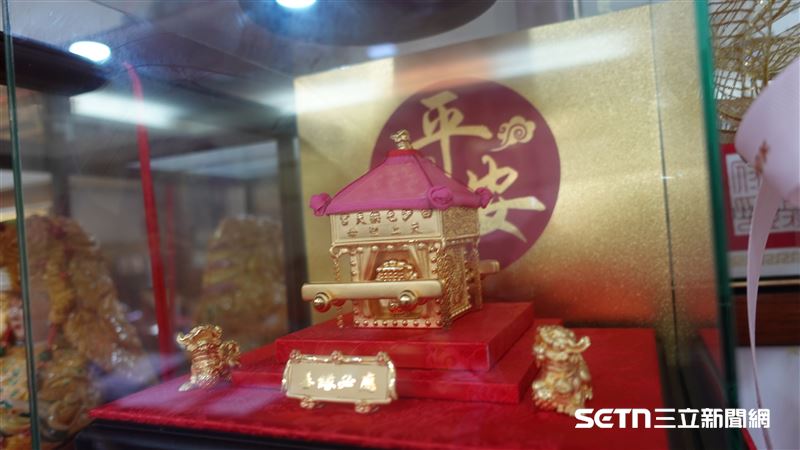 獨／送白沙屯媽祖結善緣　黃金粉紅超跑曝