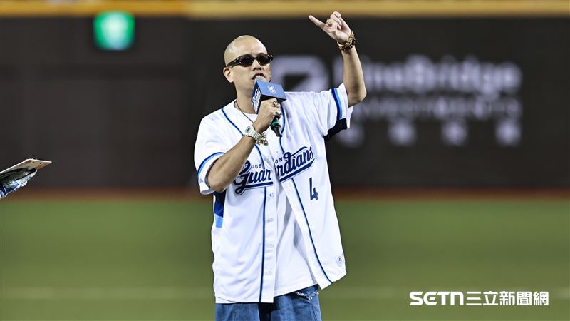 中職36年例行賽，金曲歌王呂士軒受邀開球。（圖／記者劉彥池攝影）