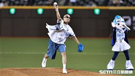 ▲中職36年例行賽，金曲歌王呂士軒受邀開球。（圖／記者劉彥池攝影）