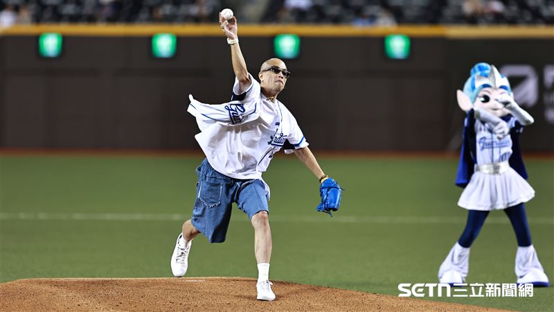 中職36年例行賽，金曲歌王呂士軒受邀開球。（圖／記者劉彥池攝影）