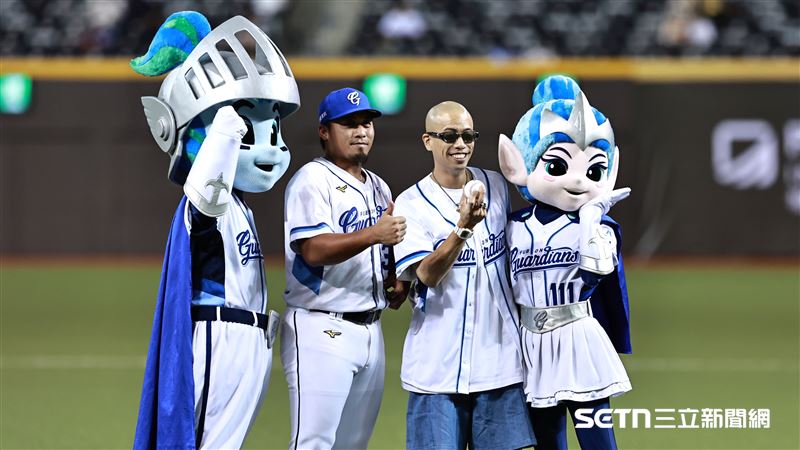 中職36年例行賽，金曲歌王呂士軒受邀開球。（圖／記者劉彥池攝影）