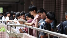 分科測驗第2天　考生複習做最後衝刺（3）114學年度分科測驗12日舉行第2天考試，考歷史、地理、數學乙、公民與社會，考生一早就到台北市松山高中考場，在走廊進行考前重點複習，準備進入試場應試。中央社記者翁睿坤攝  114年7月12日