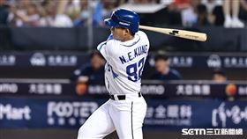 ▲中職36年例行賽，富邦悍將右外野手孔念恩敲出安打送回申皓瑋。（圖／記者劉彥池攝影）