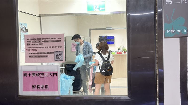沈玉琳助理從加護病房步出。(圖/記者趙于瑩攝影)