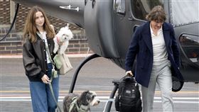 湯姆克魯斯傳新歡　與安娜德哈瑪斯牽手逛街。（圖／鏡週刊）