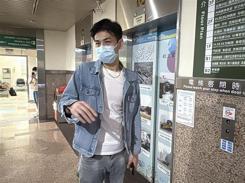 沈玉琳助理從加護病房步出。(圖/記者趙于瑩攝影)