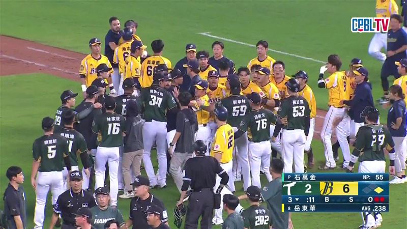 中信兄弟、台鋼雄鷹清空板凳衝突。（圖／翻攝自CPBLTV）