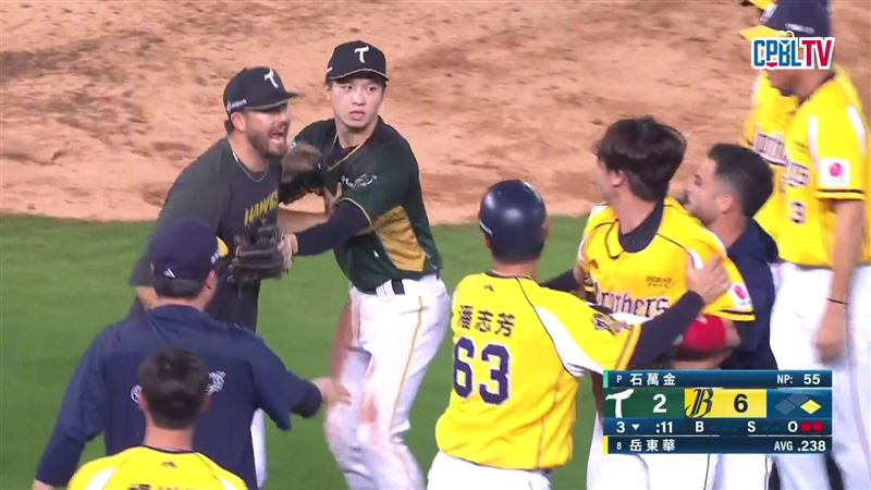 中信兄弟、台鋼雄鷹清空板凳衝突。（圖／翻攝自CPBLTV）