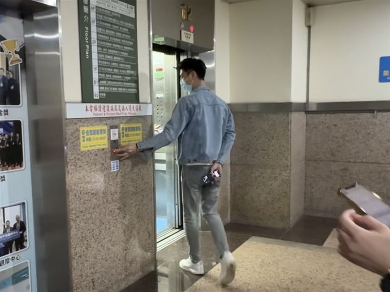 沈玉琳助理日前現身三總。（圖／記者趙于瑩攝影）