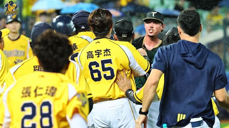 兄弟、雄鷹大場面　石萬金挨轟後砸江坤宇