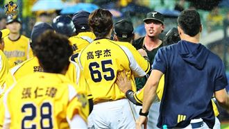 兄弟、雄鷹大場面　石萬金挨轟後砸江坤宇