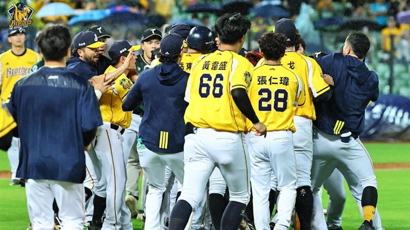 中信兄弟、台鋼雄鷹清空板凳衝突。(圖/中信兄弟提供)