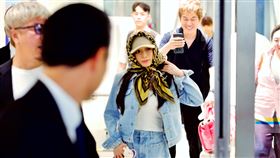 濱崎步抵台為演唱會準備（1）日本歌手濱崎步（中）30日下午搭機抵台，為將在台北小巨蛋登場的演唱會做準備，她頭戴帽子、綁著豹紋絲巾現身桃園國際機場，在前往入境大廳途中不斷有粉絲朝她揮手尖叫。中央社記者吳睿騏桃園機場攝  114年7月30日