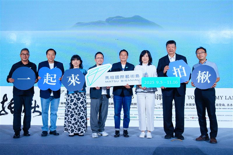 馬祖國際藝術島是全台最大的跳島慶典，王忠銘縣長（右四）、文化部、交通部和策展顧問歡迎大家登島。（圖／文總提供）