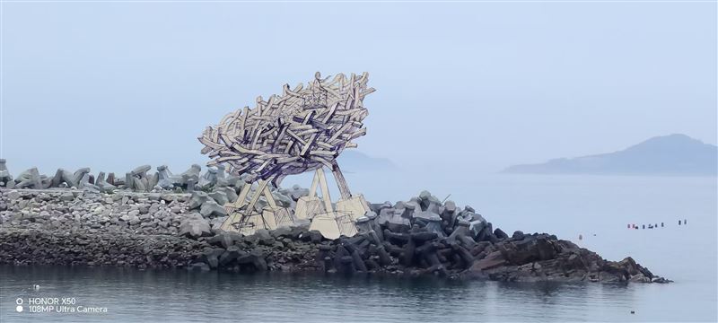 南竿珠螺海灣長堤，有馬祖雕塑家陳益輝的大型海岸地景作品《築巢》_作品草圖。（圖／文總提供）