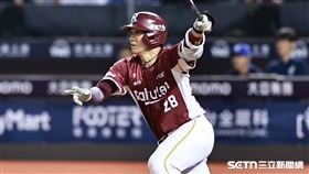 ▲中職36年例行賽，樂天桃猿捕手張閔勛敲出斷棒安打。（圖／記者劉彥池攝影）