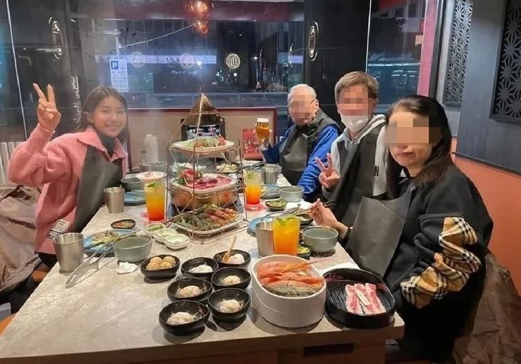新北檢起訴書意外揭露家寧父母（右二、一）的超狂財力，竟擁有「破8位數存款」，案發後全遭檢調扣押。（圖／翻攝自爆廢公社）