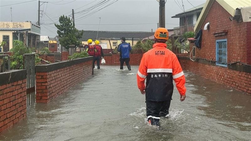 豪雨淹水逾50公分住屋,政院救助金加碼2萬元。(圖/翻攝自王宣貿臉書)