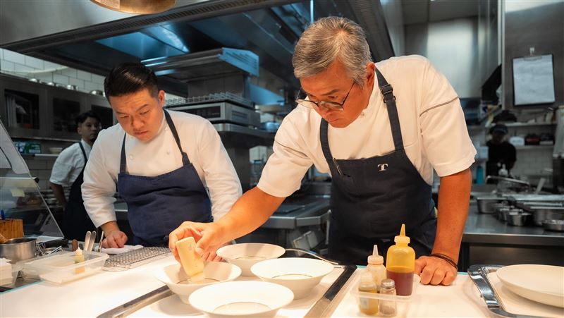 李銘順（右）學習內場，左為主廚何順凱。（圖／公視提供）