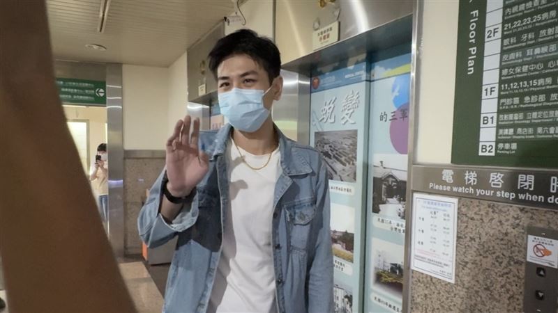 沈玉琳的助理今晚間現身醫院,強調玉琳哥目前狀況一切良好,中午還跟老婆芽芽一同吃飯。(圖/記者趙于瑩攝影)