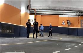 ▲北市信義區夜店女公關遭砍死案，警方在現場蒐證，同時擴大追捕涉嫌殺害谷姓女公關的前男友。（圖／翻攝畫面）