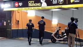 ▲北市信義區夜店女公關遭砍死案，警方在現場蒐證，同時擴大追捕涉嫌殺害谷姓女公關的前男友。（圖／翻攝畫面）