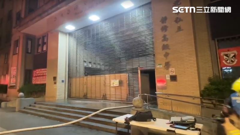 起火地點位於校園後側的戶外資源回收物，燃燒面積約10平方公尺。（圖／翻攝畫面）