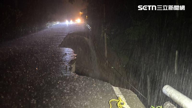桃源區台20線81k+100草水路段,路基流失缺口約30公尺。(圖/翻攝畫面)