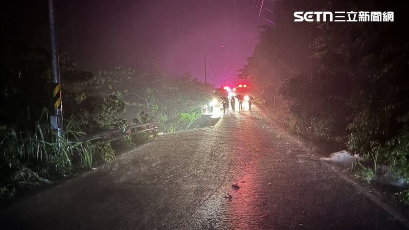 路基流失缺口約30公尺,該處甚至傳出有車輛墜谷,導致5人失蹤事故。(圖/翻攝畫面)