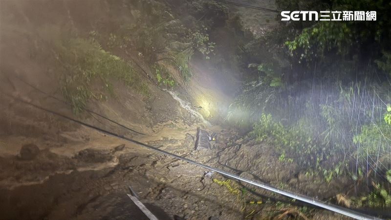 路基流失缺口約30公尺,深度超過3層樓。(圖/翻攝畫面)