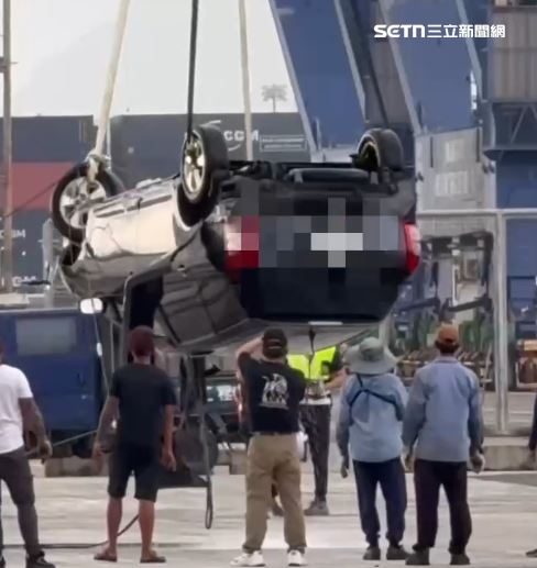 肇事車輛也於當天傍晚打撈上岸。（圖／翻攝畫面）