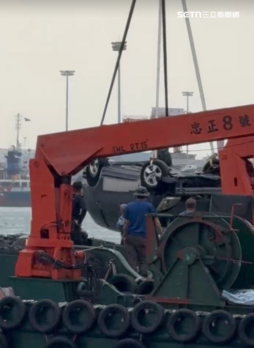 打撈作業一度因「海嘯警報」中斷，直到傍晚5時20分才順利打撈。（圖／翻攝畫面）