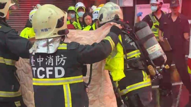 太平區某牛肉麵店傳出火警,救出1家5口送醫。(圖/翻攝畫面)