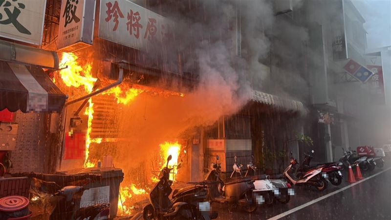 太平區「珍將牛肉麵」傳出火警,阿公、孫女送醫不治。(圖/翻攝畫面)