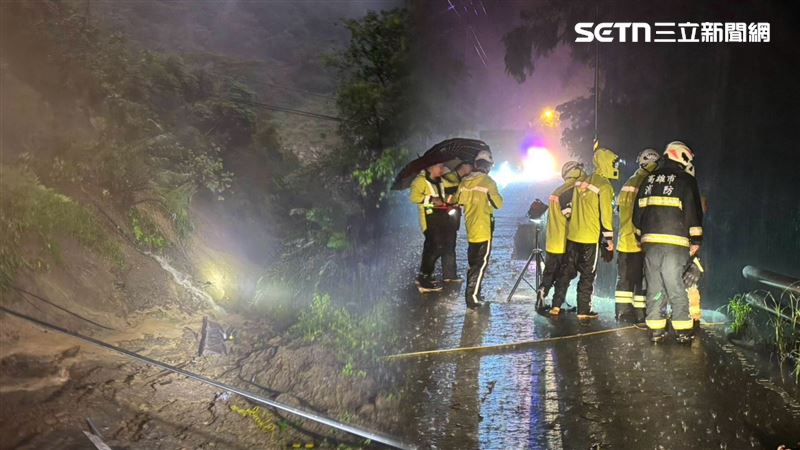 一家5口連人帶車墜落3樓深山谷,生死未卜。(圖/翻攝畫面)