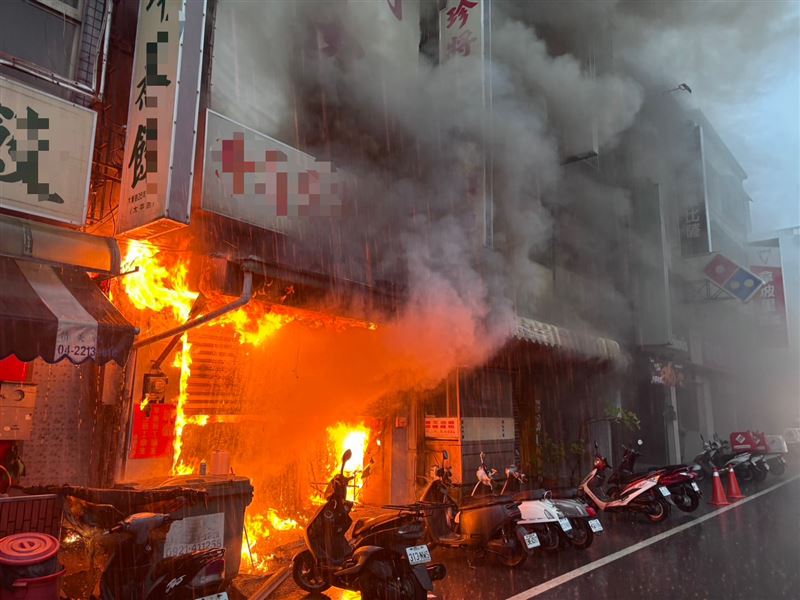 太平區傳出惡火,救出1家5口送醫,其中58歲阿公、2歲孫女傷重不治。(圖/翻攝畫面)