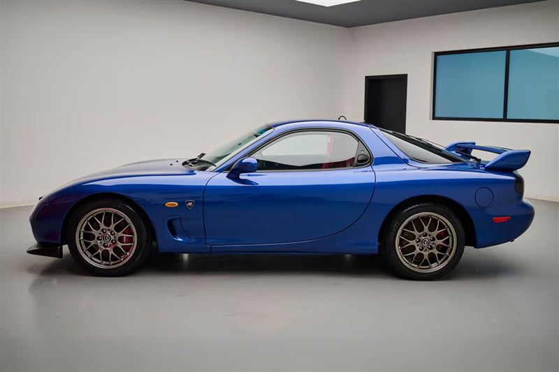 經典的Innocent Blue Mica塗裝。（翻攝Collecting Cars網站）