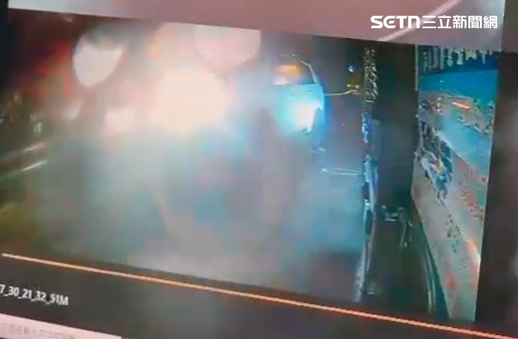 貨車行車記錄器拍下與自小客車會車過程，旁坨大雨沖刷路面。（圖／翻攝畫面）