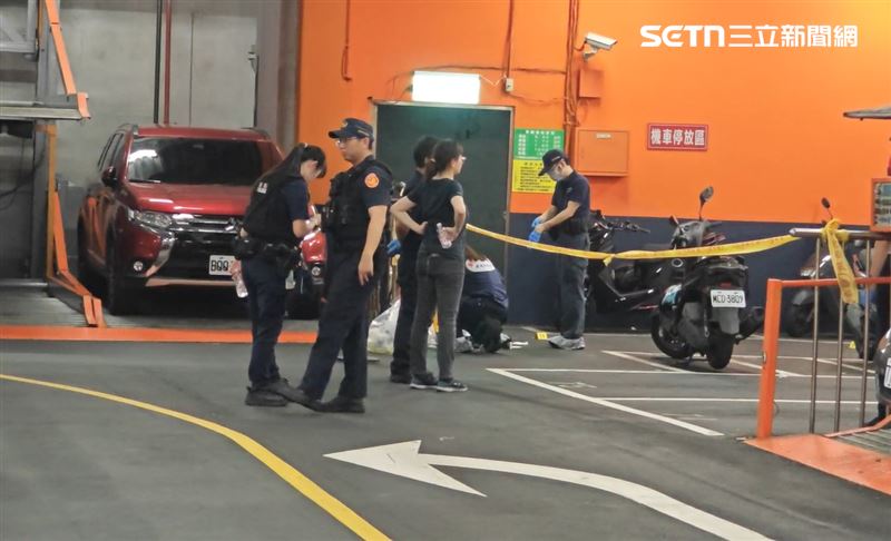 古女在停車場遇害,警方到場採證。(圖/翻攝畫面)