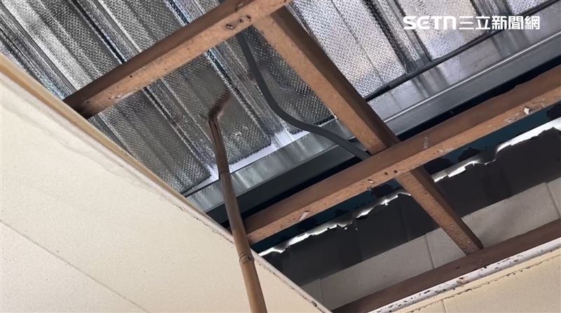 台南北門區一名余先生家中屋頂被吹掀，找鐵工修繕還遭到恐嚇。（圖／翻攝畫面）
