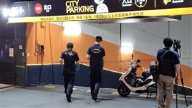 ▲北市信義區夜店女公關遭砍死案，警方在現場蒐證，同時擴大追捕涉嫌殺害谷姓女公關的前男友。（圖／翻攝畫面）