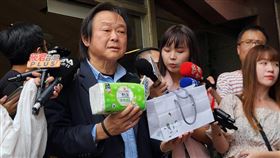 王世堅中常會前受訪民進黨中常委王世堅（圖）30日出席中常會前受訪表示，特別帶了一包衛生紙，要送給總召柯建銘「讓他自己去擦屁股」。中央社記者葉素萍傳真 114年7月30日