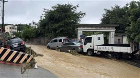 彰化排水溝暴漲「6車落水」相疊　畫面曝