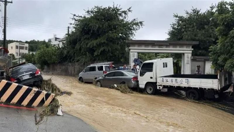 彰化市有6輛車被沖入排水溝內。(圖/翻攝畫面)