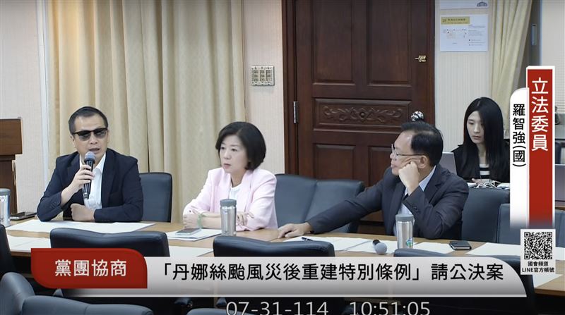 羅智強（左）戴墨鏡出席黨團協商。（圖／翻攝自國會頻道）